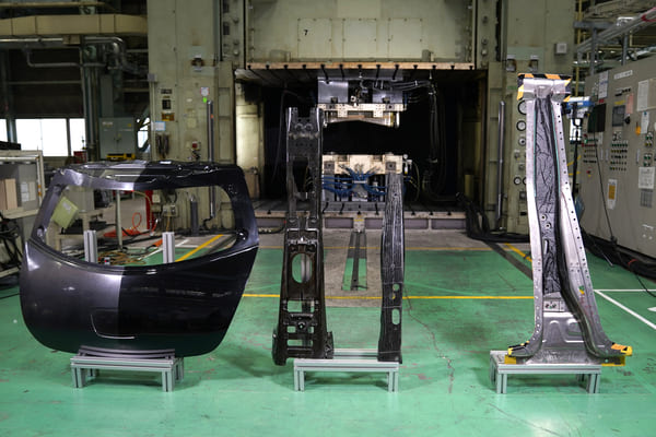 نيسان تحقق إنجازاً في إنتاج قطع ألياف الكربون