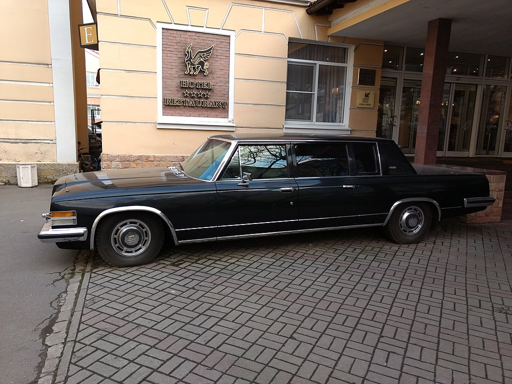 قادة الاتحاد السوفيتي اعتادوا التنقل بهذه الليموزين الروسية