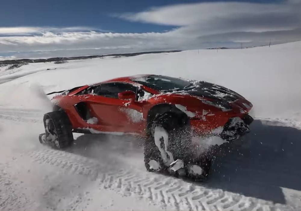 سيارة لامبورجيني افنتادور تتحول لسيارة اوف رود على الثلج صورة 2