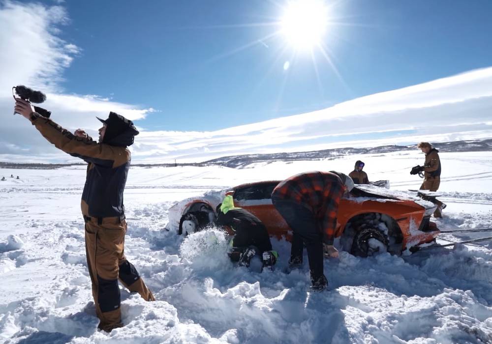 سيارة لامبورجيني افنتادور تتحول لسيارة اوف رود على الثلج صورة 3