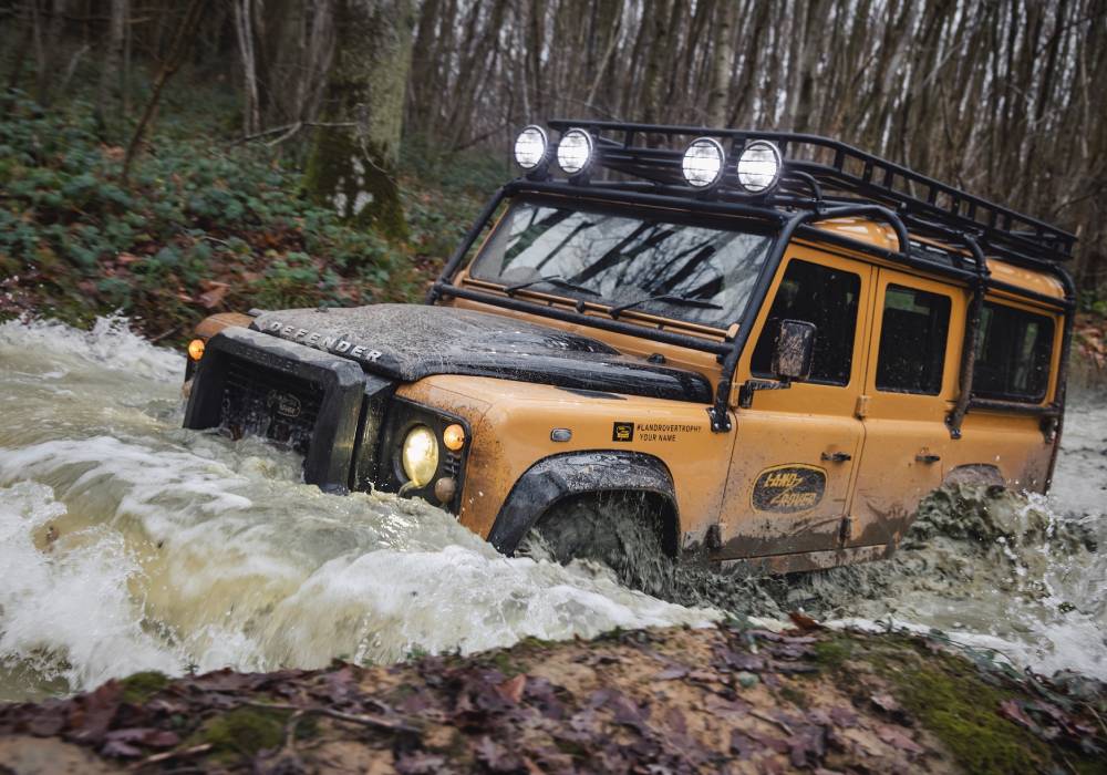 سيارة لاند روڤر ديفندر ووركس V8 تروفي جاهزة للمغامرات صورة 3