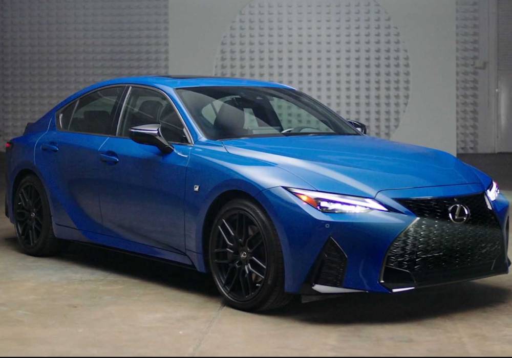 حذاء رياضي جديد مستوحى من سيارة لكزس 2021 صورة 2