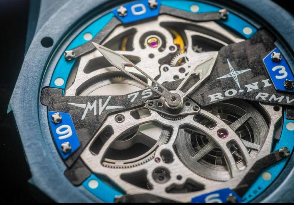 ساعة رائعة من صانع الساعات السويري العريق روني مستوحاة من ام في اغوستا صورة 2