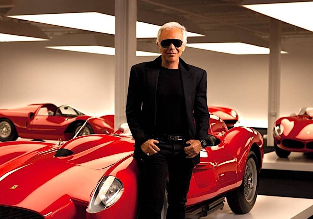 سيارات فاخرة كلها باللون الأحمر تعود لأيقونة في عالمنا صورة 2