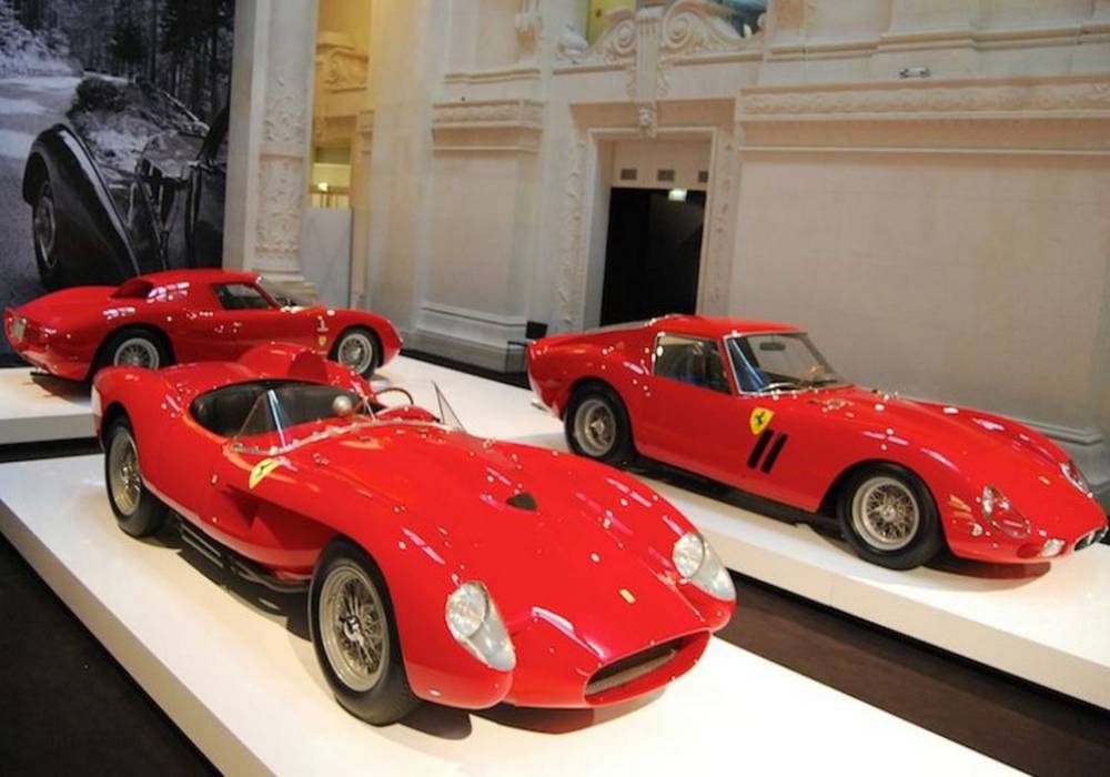 سيارات فاخرة كلها باللون الأحمر تعود لأيقونة في عالمنا صورة 3