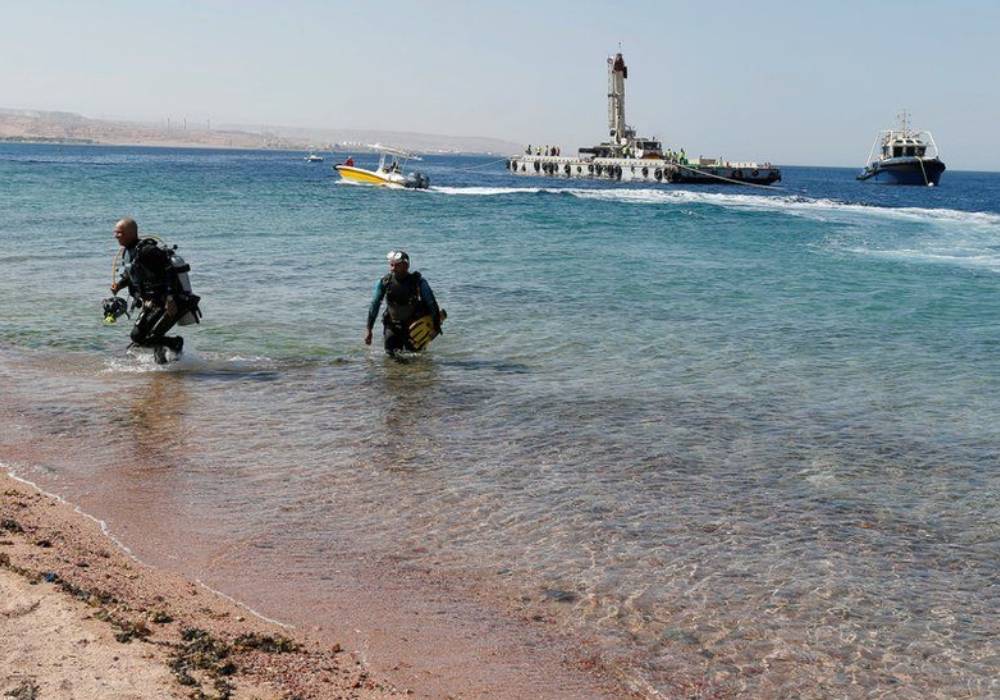 الأردن يكشف النقاب عن متحف تحت الماء للآليات العسكرية صورة 3