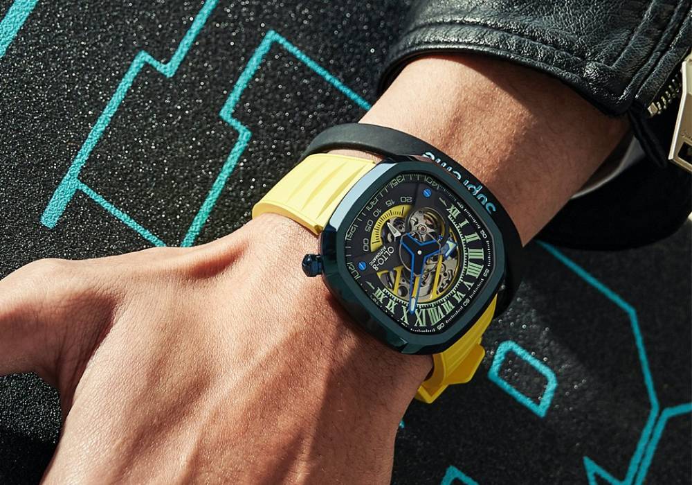 ساعة ميكانيكية مستوحاة من رياضة السيارات بتصميم شبه دائري فريد صورة 2