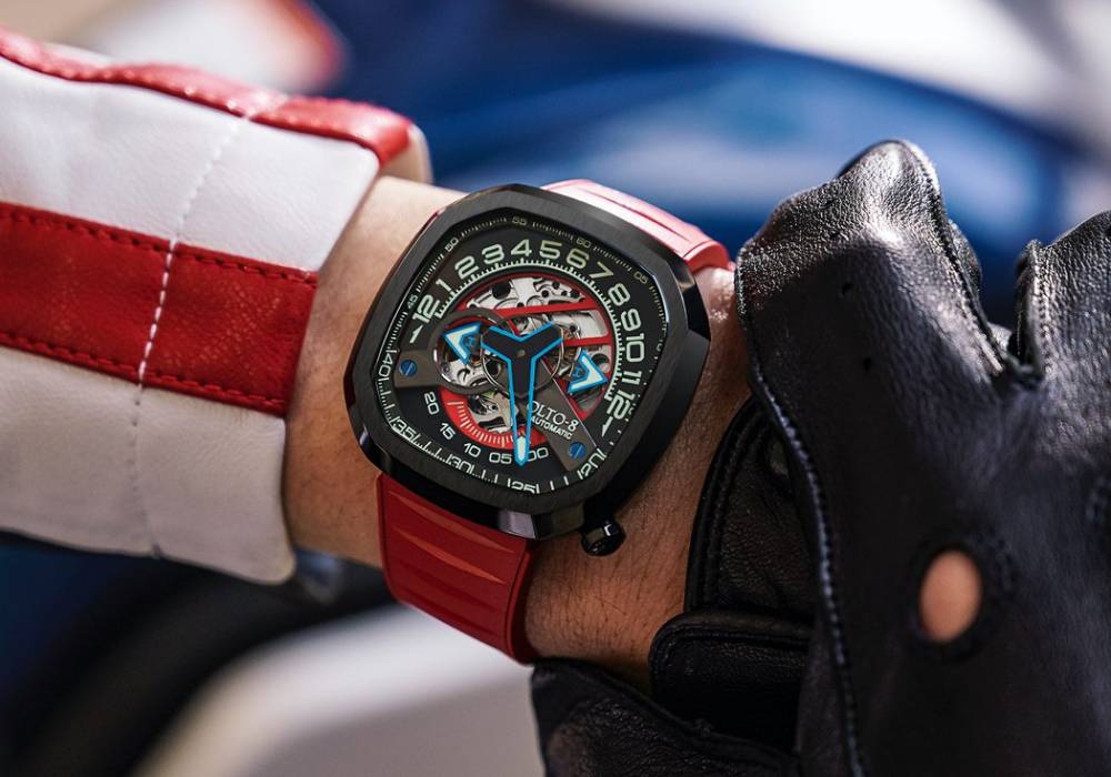 ساعة ميكانيكية مستوحاة من رياضة السيارات بتصميم شبه دائري فريد صورة 4