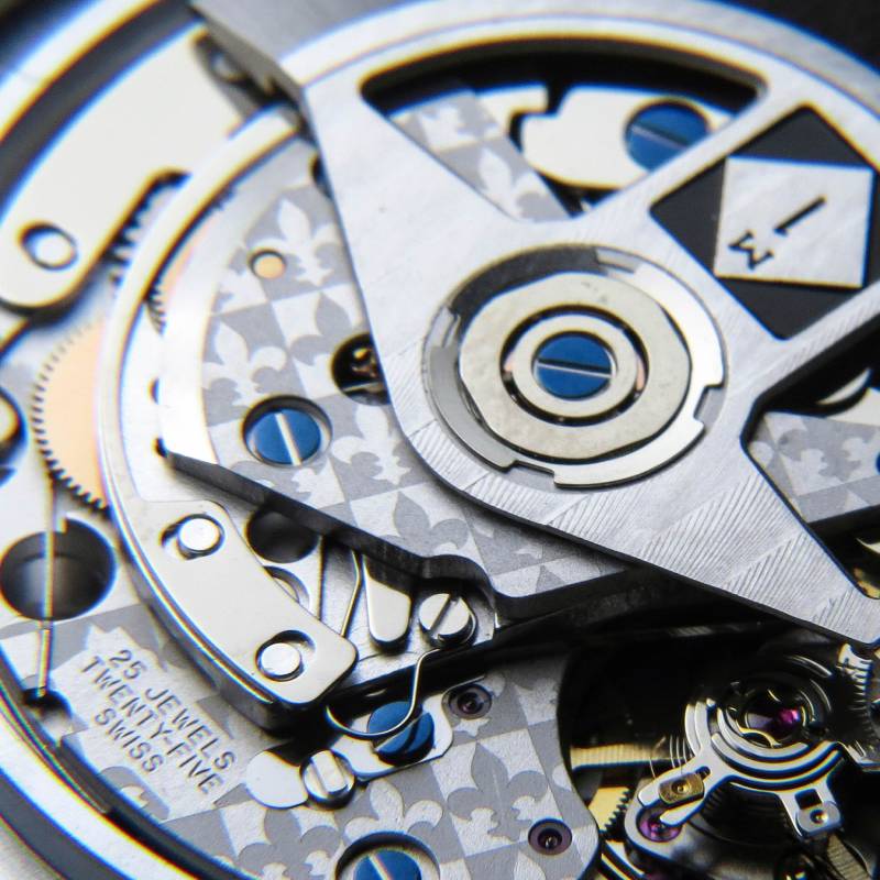 ساعة ام 1 لو مانز كلاسيك كرونو تنقل سيارات سباق فورد وبورشه إلى معصمك صورة 2