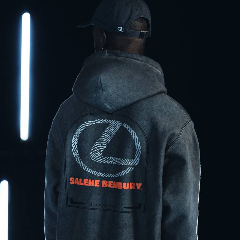 لكزس تكشف عن تشكيلة أزياء جديدة بالتعاون مع صالح بيمبري صورة 2