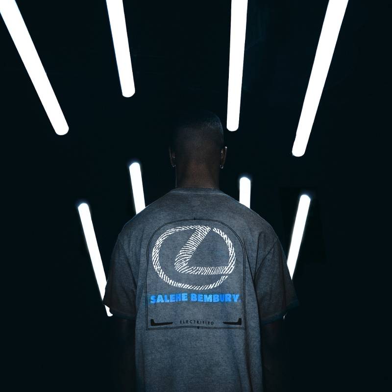 لكزس تكشف عن تشكيلة أزياء جديدة بالتعاون مع صالح بيمبري صورة 3