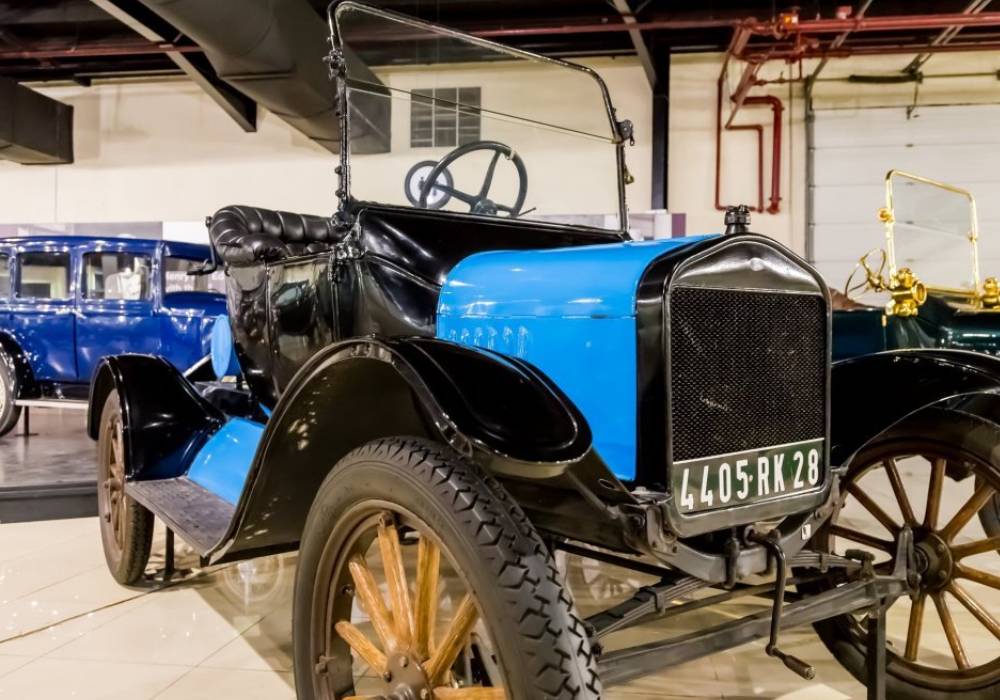 متحف الشارقة للسيارات الكلاسيكية معلم من عالم آخر يجب ان تزوره حتما صورة 6