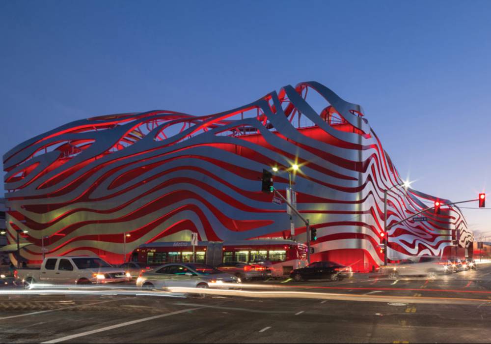 هذا ما ستراه عند زيارة متحف بيترسن للسيارات صورة 2