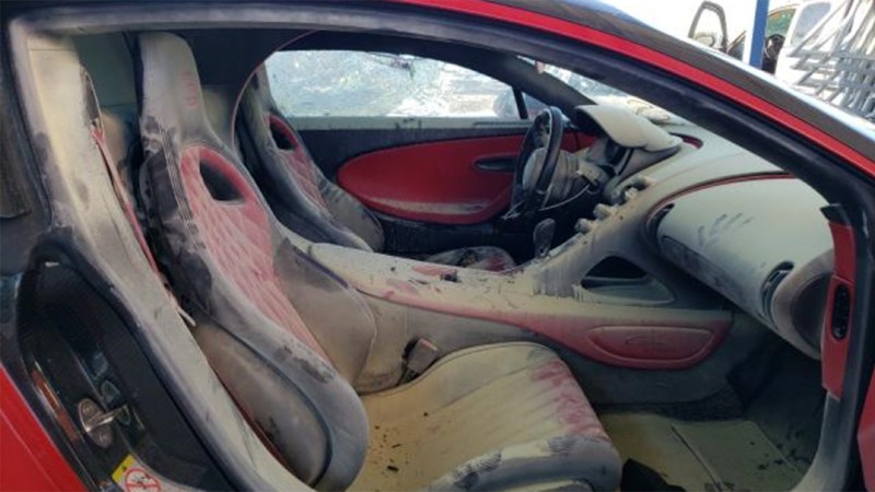 بوجاتي شيرون محروقة داخلي