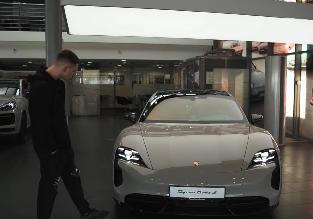 تحطيم سيارة بورشه تايكان توربو اس صورة 2