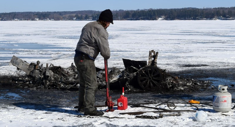 تسلا موديل اكس مشتعلة خارجي