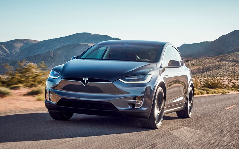 تسلا موديل اكس مشتعلة
