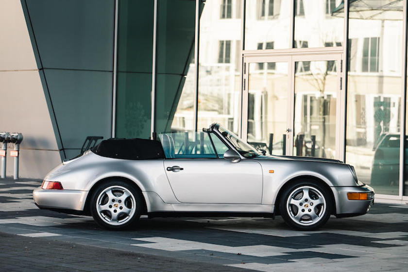 سيارة بورشه 911 امتلكها مارادونا تدخل المزاد العلني صورة 3