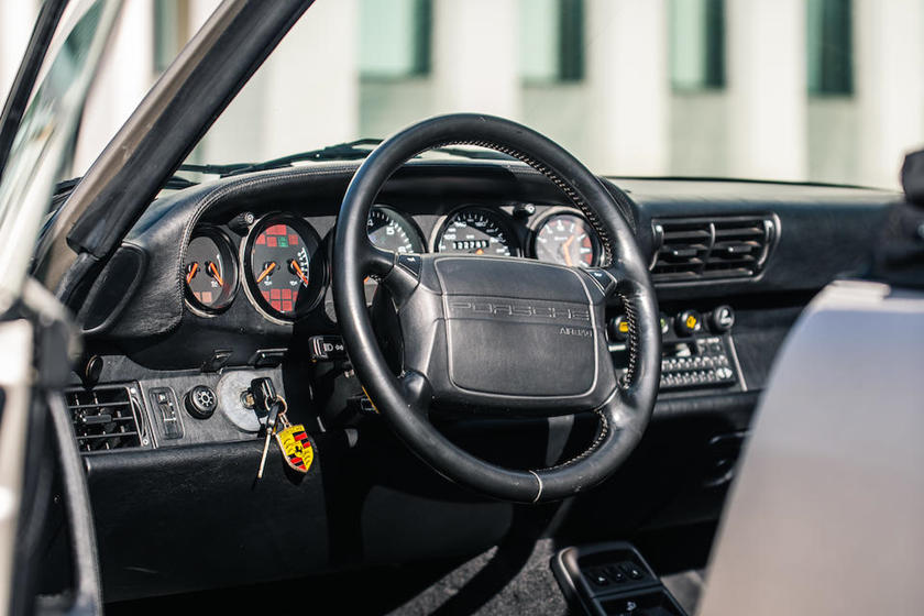 سيارة بورشه 911 امتلكها مارادونا تدخل المزاد العلني صورة 4