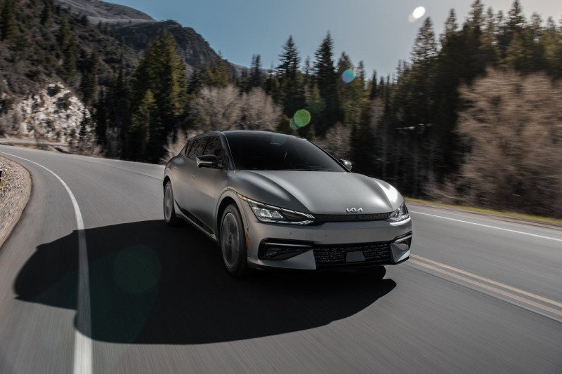 كيا اي في 6 محركات