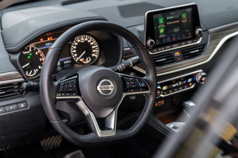 نيسان التيما داخلي