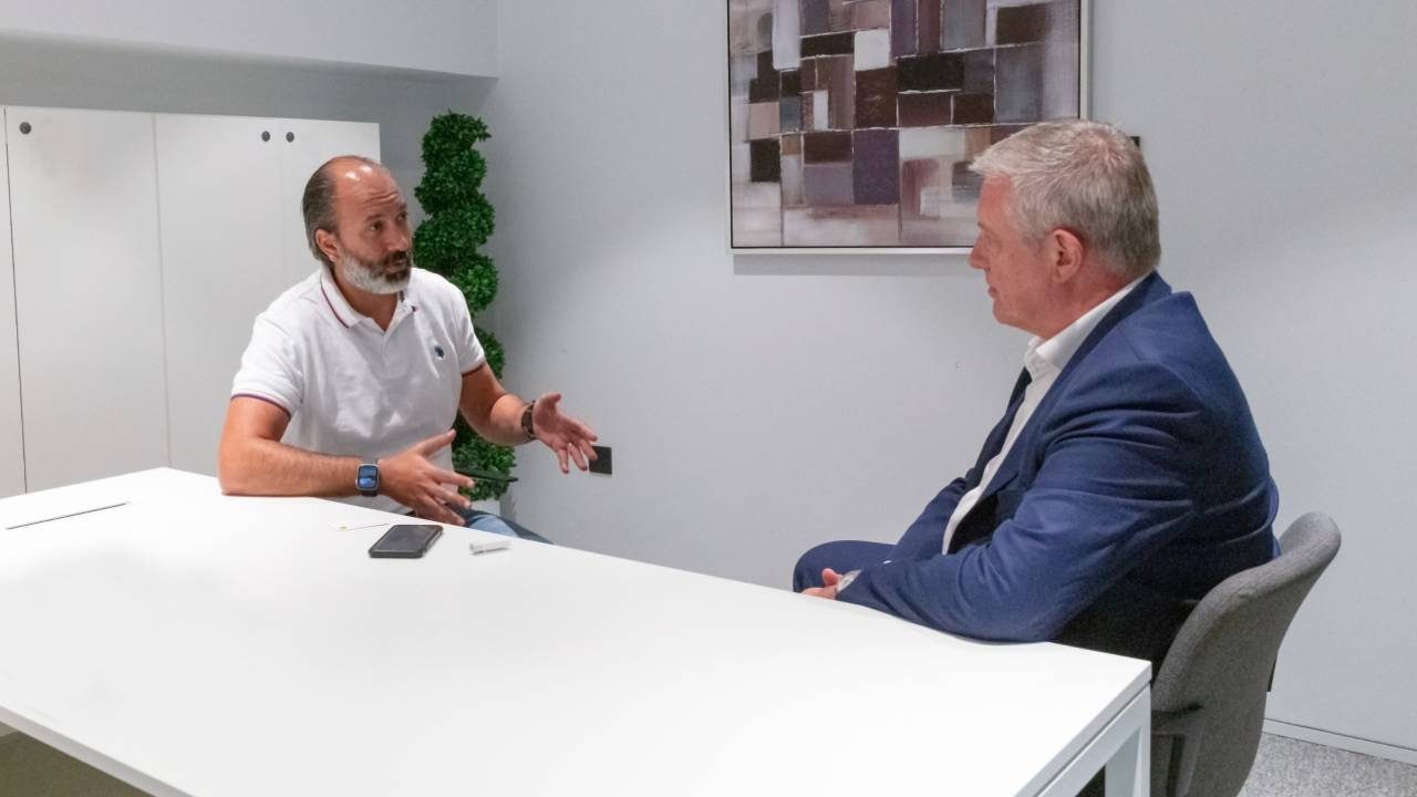 جيف داودينج متحدثا إلى رئيس تحرير سترايف نبيل مصطفى