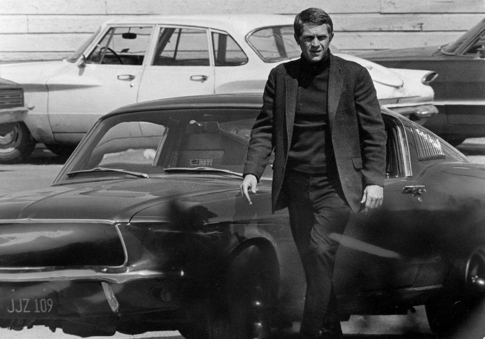 قصة صورة ستيف ماكوين وسيارة موستانج الخضراء من فيلم بولت صورة 2