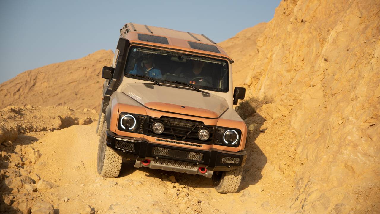 سيارة INEOS Grenadier بين الصخور