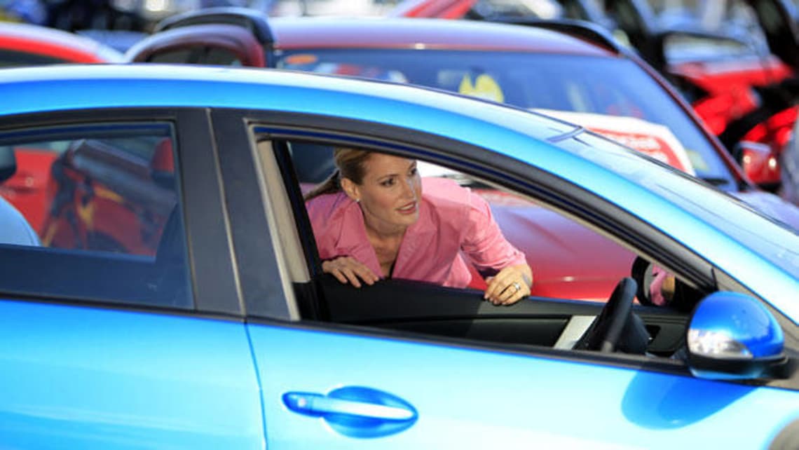 مسابقة السيدات لأفضل سيارة