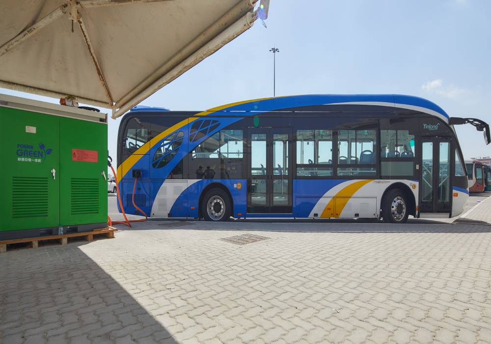 ابوظبي تطلق اسطولا من الحافلات الصديقة للبيئة والمزودة بأسرع البطاريات شحنا في العالم صورة 3