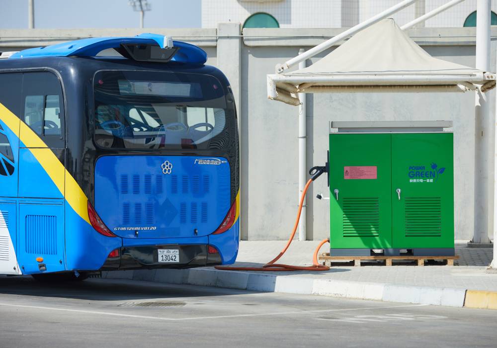 ابوظبي تطلق اسطولا من الحافلات الصديقة للبيئة والمزودة بأسرع البطاريات شحنا في العالم صورة 4