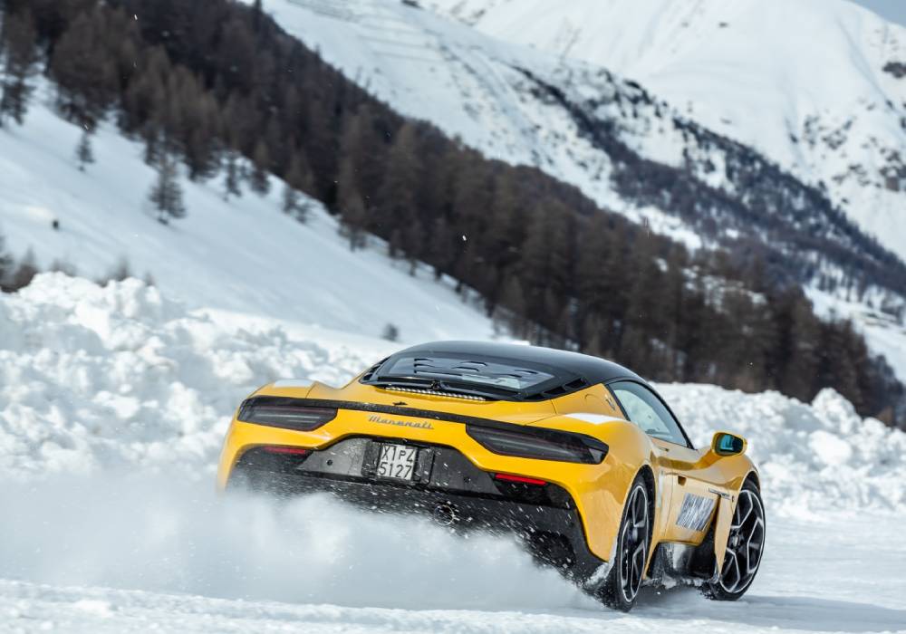 اختبار مازيراتي ام سي 20 على الطرقات الثلجية صورة 3