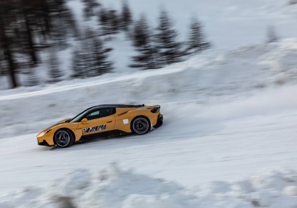 اختبار مازيراتي ام سي 20 على الطرقات الثلجية صورة 4