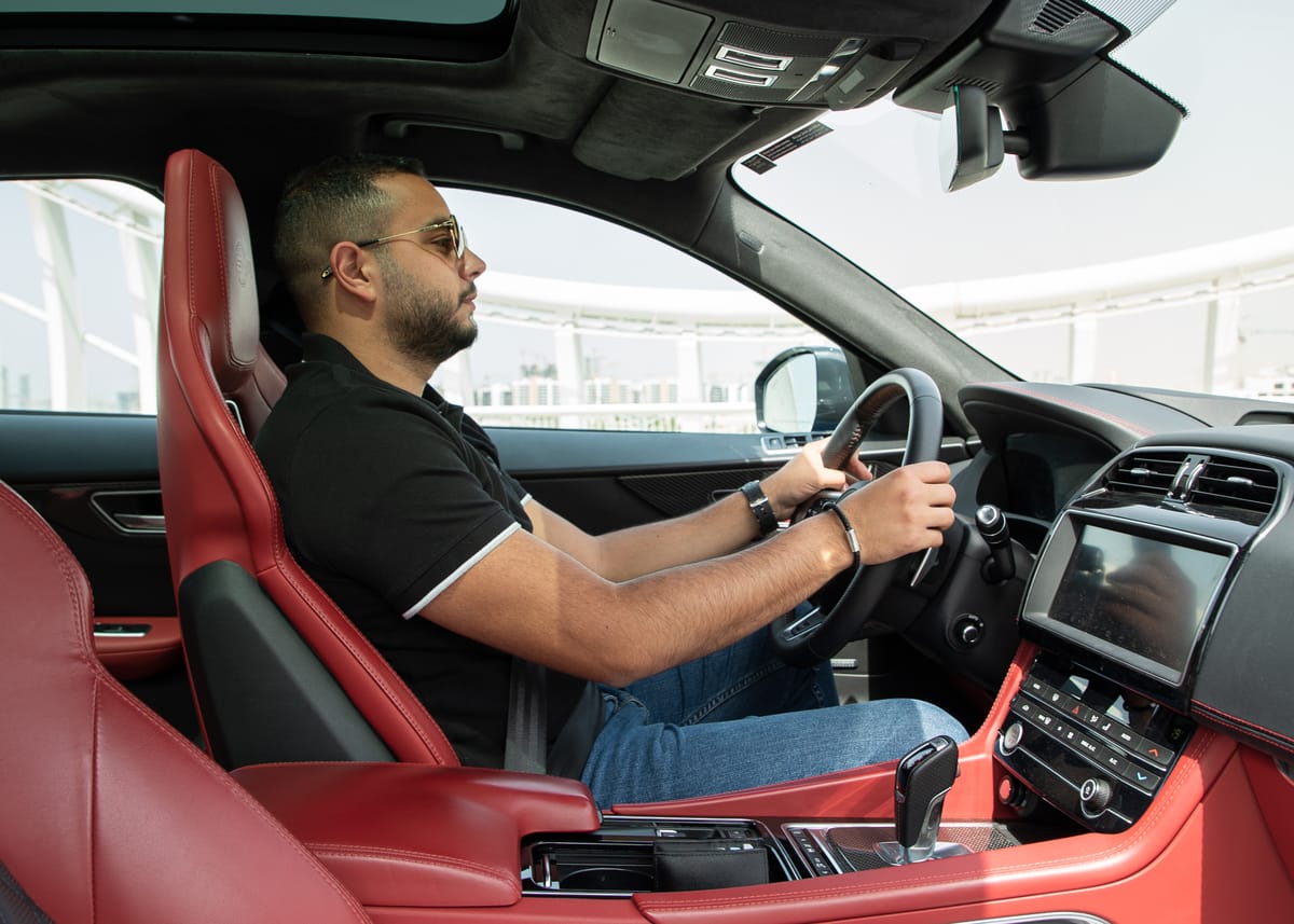 تجربة جاكوار أف بايس SVR