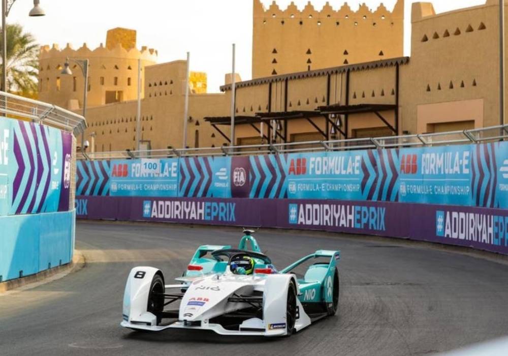 ريما الجفالي السائقة المميزة تتحضر لخوض السباق في الدرعية صورة 2