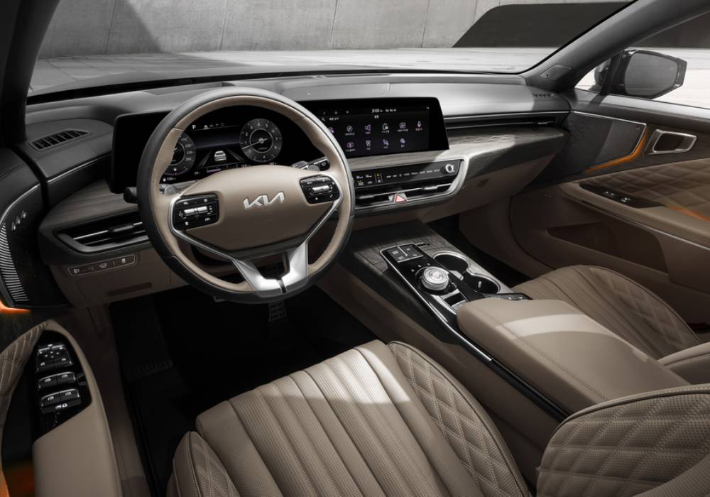 مقصورة كيا K8 الحداثة والتكنولوجيا في سيارة الصالون الرياضية صورة 2
