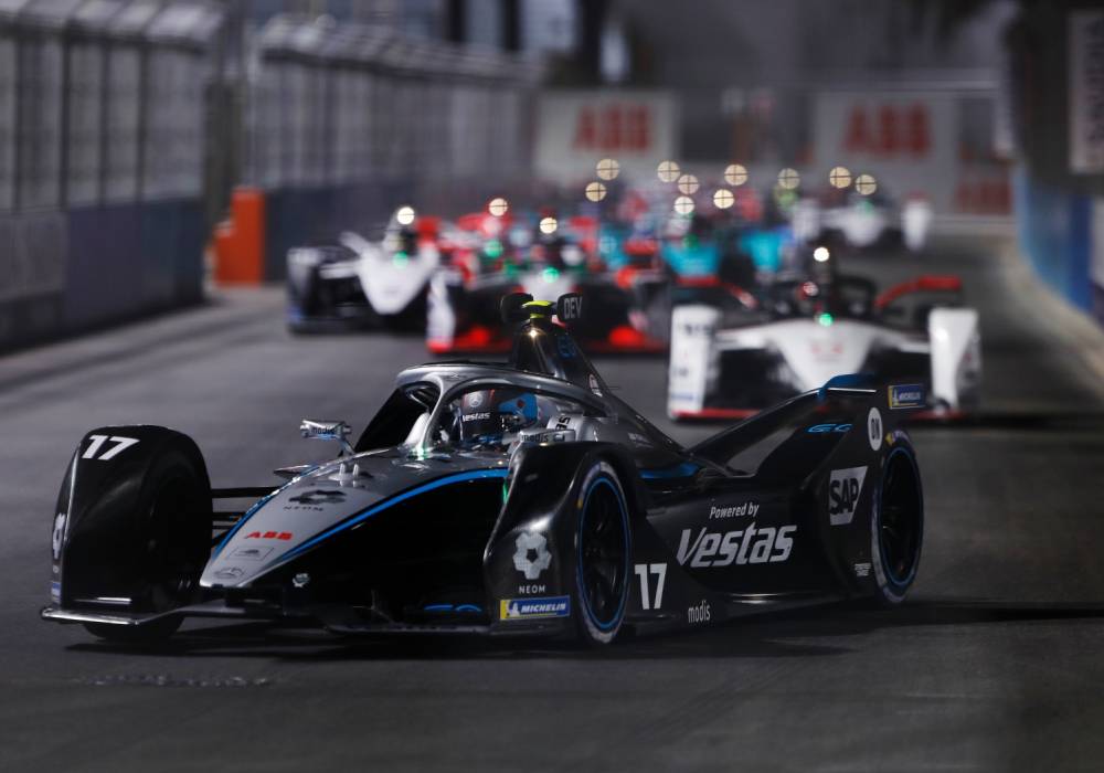 نيوم تحتفي بنجاح شريكها الرسمي فريق مرسيدس إي كيو للفورمولا إي  ضمن سباق الدرعية اي بري صورة 2