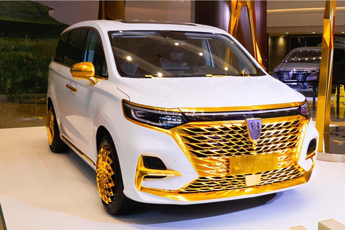 السيارة الذهبية