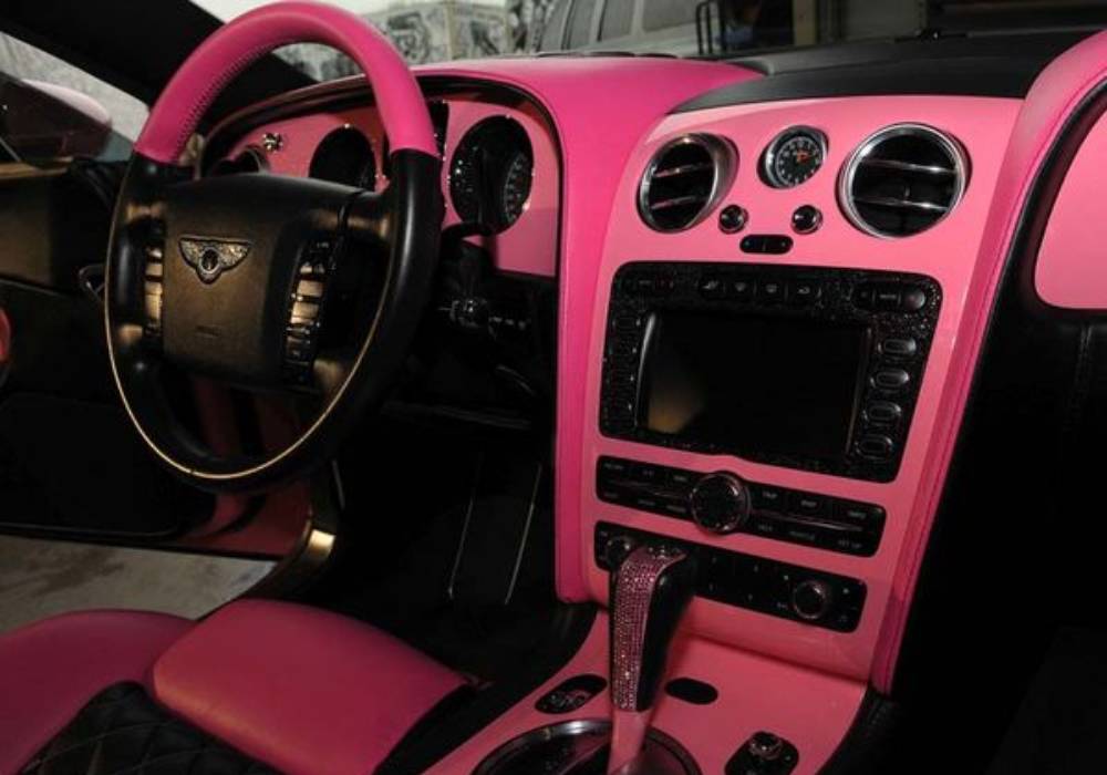 باريس هيلتون وسيرتها بنتلي  الوردية صورة 2