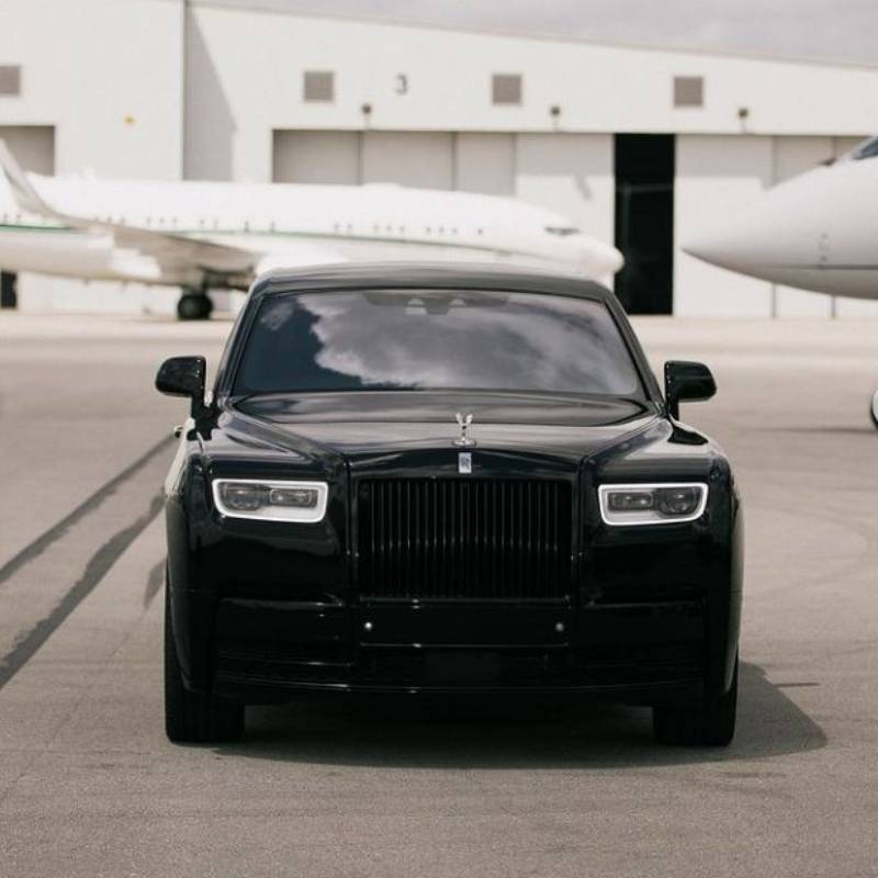 جيك بول يستعرض بين سيارتي رولز رويس وطائرة خاصة صورة 2