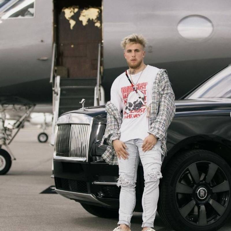 جيك بول يستعرض بين سيارتي رولز رويس وطائرة خاصة صورة 4