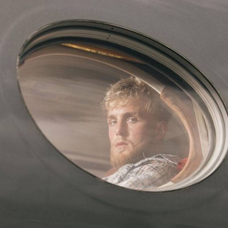 جيك بول يستعرض بين سيارتي رولز رويس وطائرة خاصة صورة 6