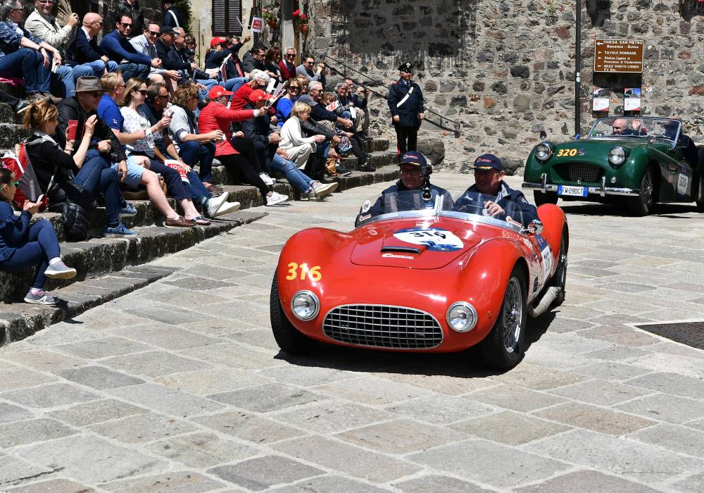 الإمارات تستضيف سباق الألف ميل  صورة 6