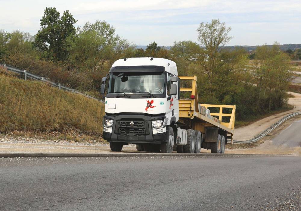 المسعود للمركبات والمعدات التجارية توفر شاحنات رينو نوع T X-64 في أبوظبي صورة 2