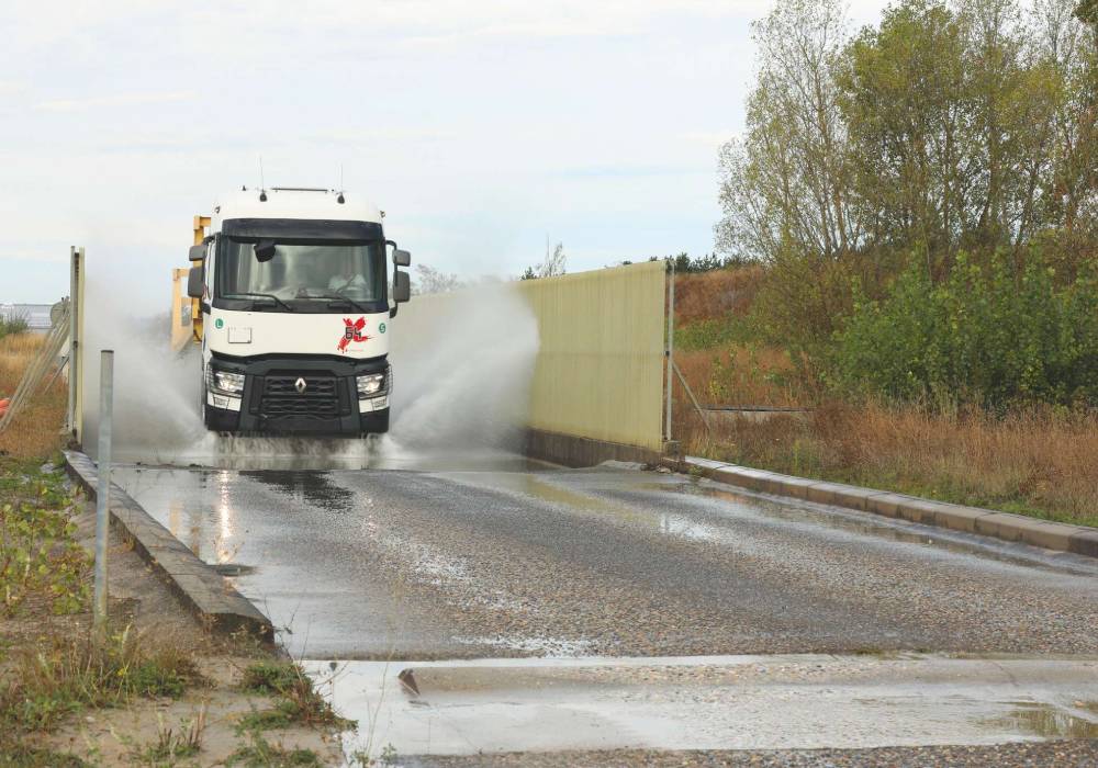 المسعود للمركبات والمعدات التجارية توفر شاحنات رينو نوع T X-64 في أبوظبي صورة 3