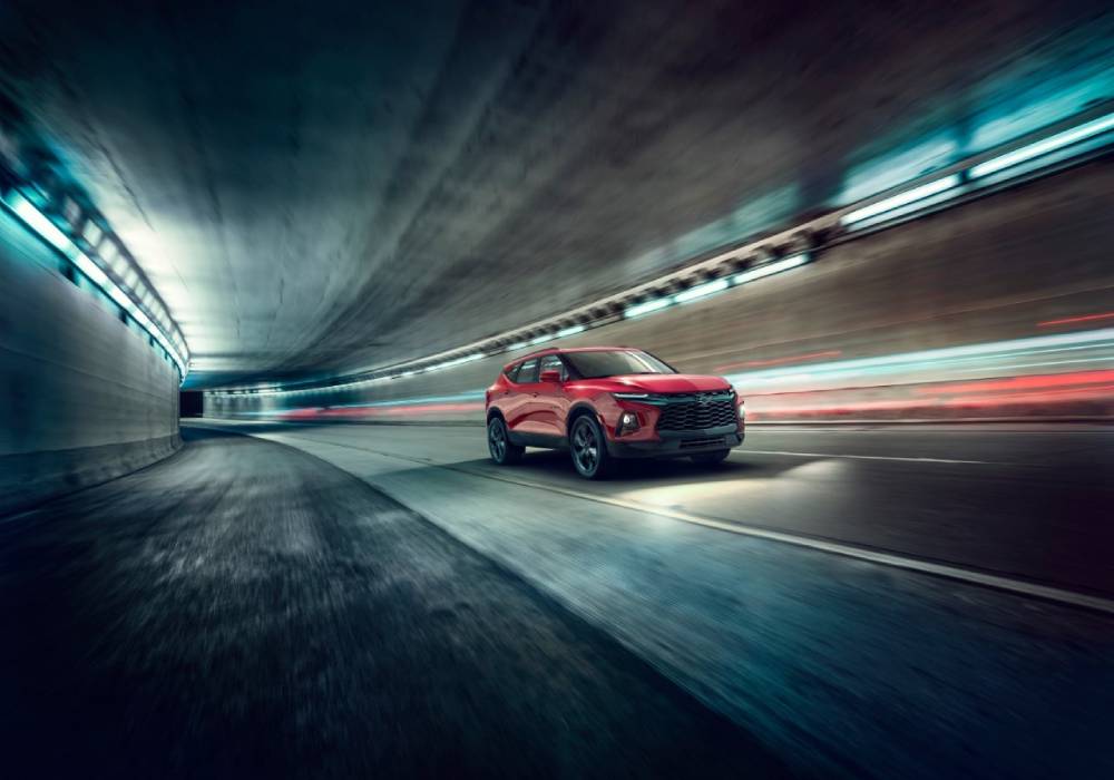 جيم كاري يهدي احد اعضاء طاقم إنتاج Sonic 2 سيارة شيفروليه بلايزر ار اس الجديد صورة 2