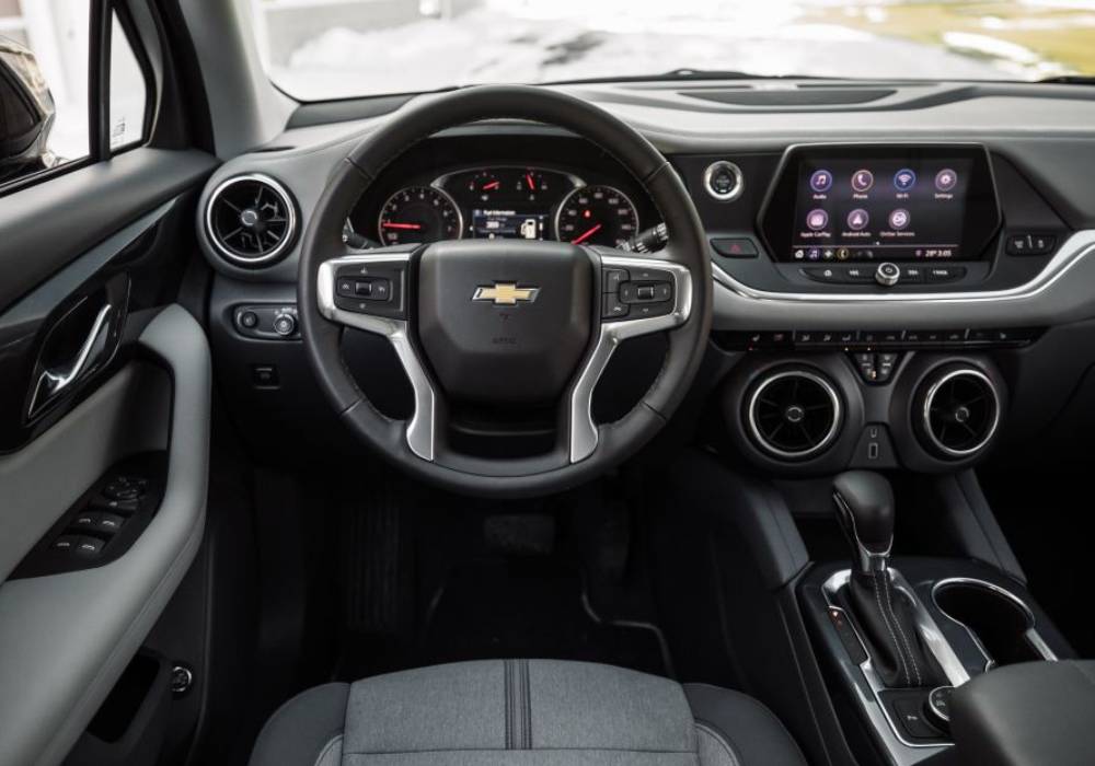 جيم كاري يهدي احد اعضاء طاقم إنتاج Sonic 2 سيارة شيفروليه بلايزر ار اس الجديد صورة 3