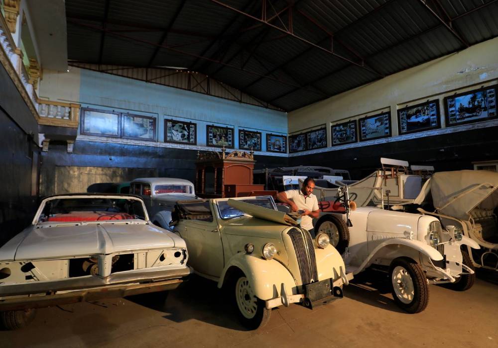 رجل مصري يهوى جمع السيارات يمتلك أكثر من 100 سيارة كلاسيكية صورة 2