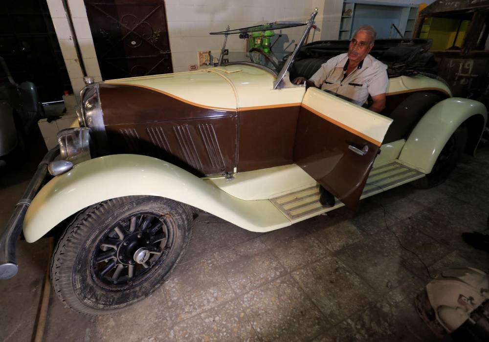 رجل مصري يهوى جمع السيارات يمتلك أكثر من 100 سيارة كلاسيكية صورة 3