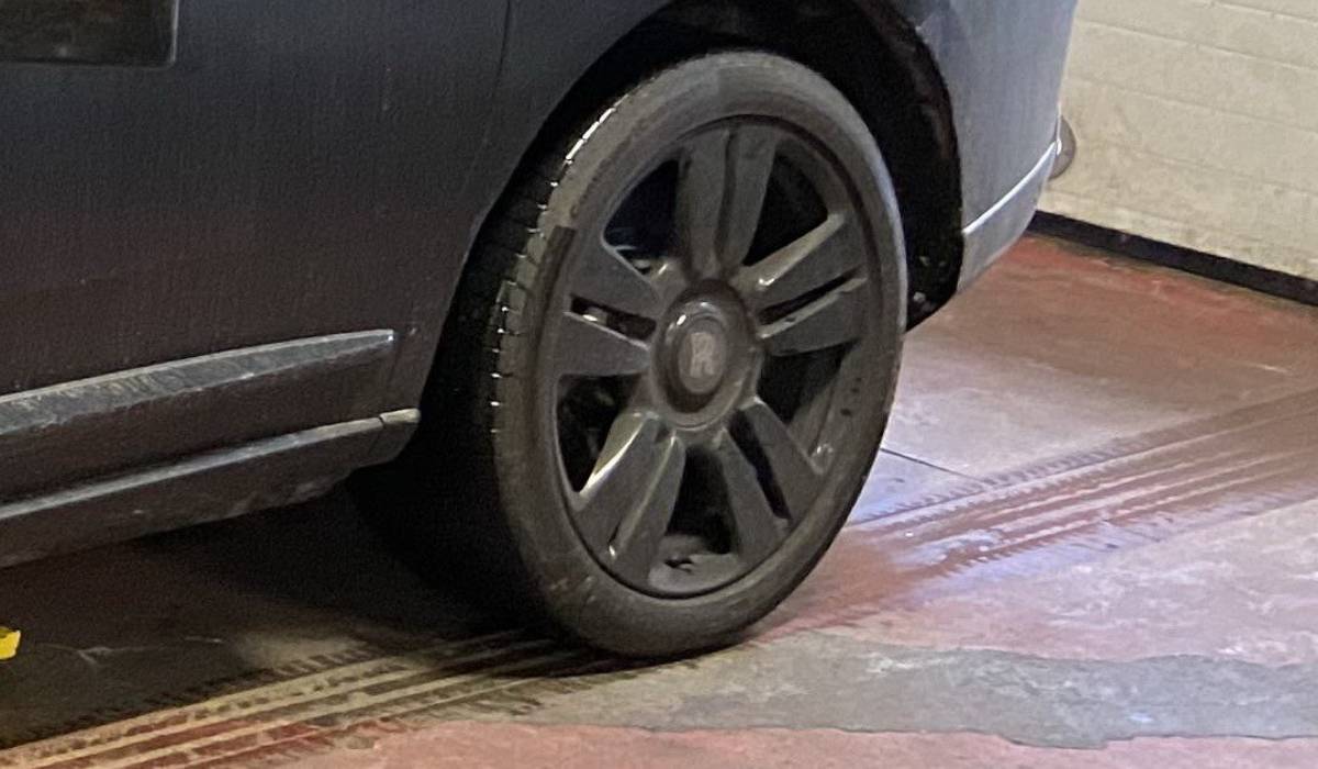 قصة غريبة نجم كرة القدم الأميركية يأخذ سيارته رولز رويس كولينان إلى وكيل شيفروليه لفحص الفرامل صورة 2